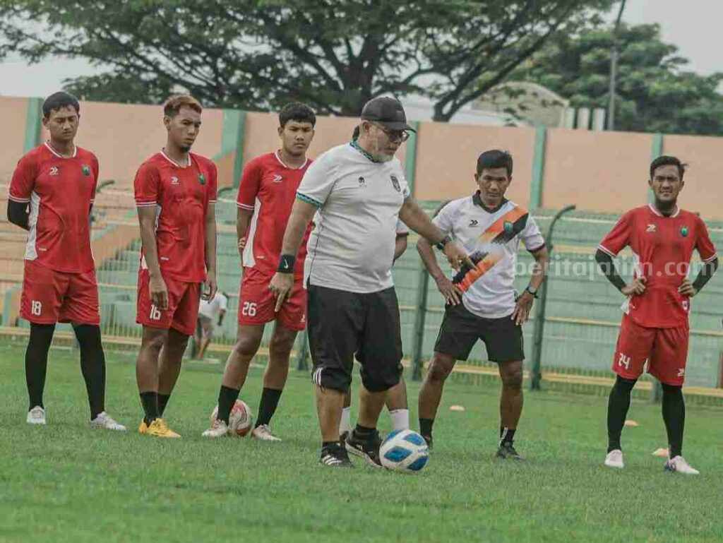 Laga Perdana Persibo Bojonegoro Lawan Inter Pemuda Kediri Pelatih Persibo Bojonegoro Iwan Setiawan saat menjalani latihan dengan sejumlah pemain/ foto Instagram Persibo Bojonegoro.