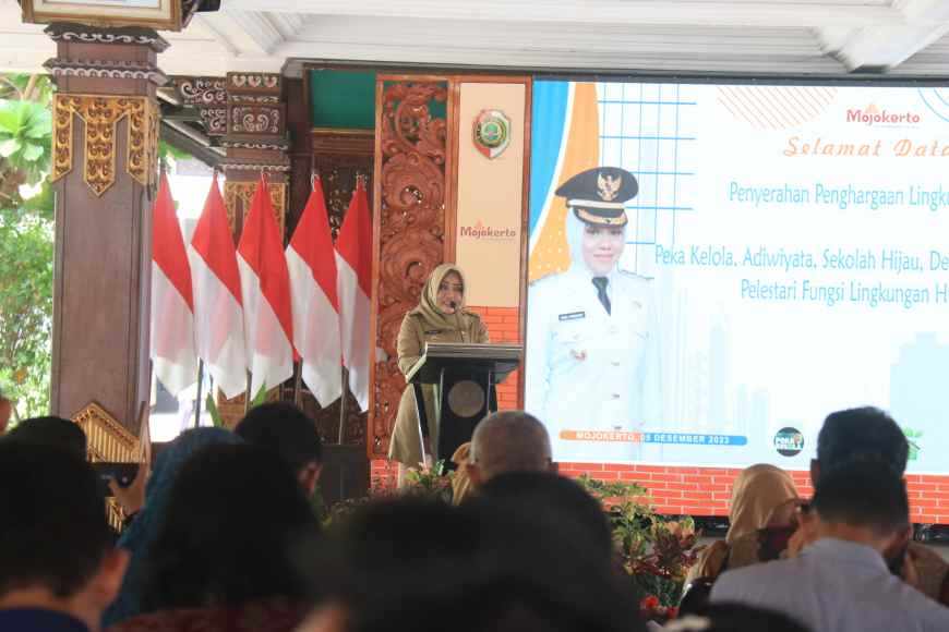 Bupati Mojokerto Ikfina Fahmawati saat menghadirkan penghargaan pelestarian lingkungan hidup kepada perusahaan, sekolah dan desa itu digelar di Pendapa GMT Pemkab Mojokerto. [Foto : ist]