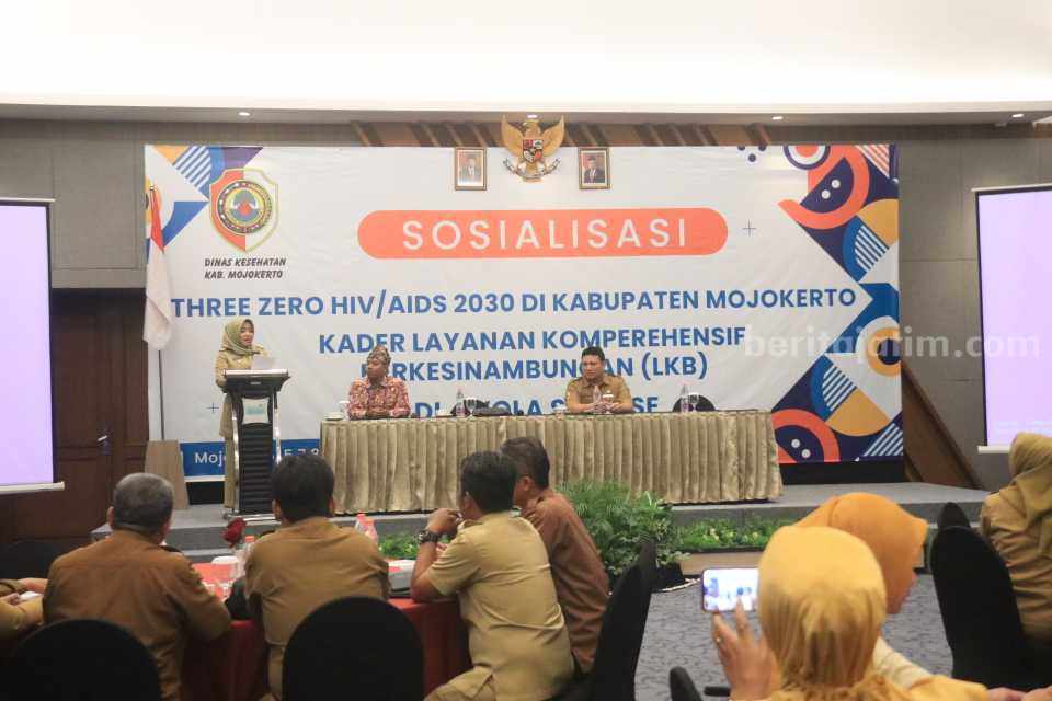 Bupati Mojokerto, Ikfina Fahmawati saat menghadiri Sosialisasi Pencegahan Penularan HIV/AIDS di salah satu hotel Kota Mojokerto. [Foto : ist]