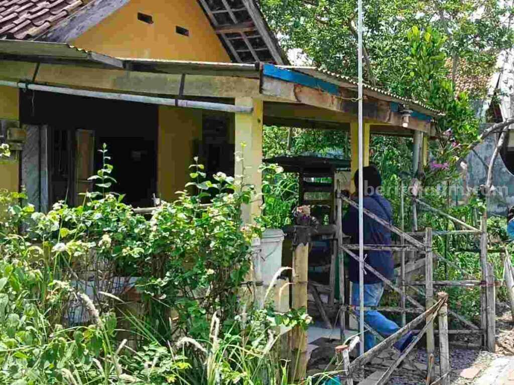 Rumah kakek yang hidup sebatang kara dan meninggal dengan dugaan sakit jantung.