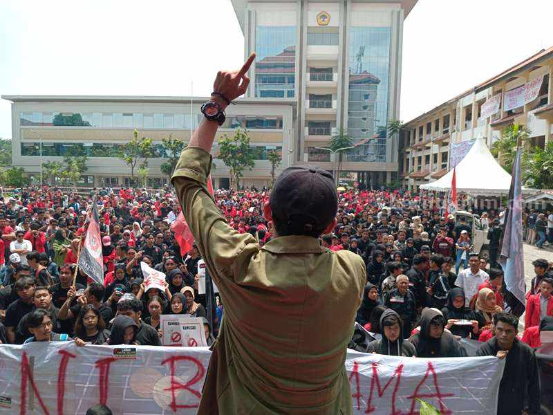 Foto: Gerakan Mahasiswa Selamatkan Demokrasi (Gemas’D) berbondong-bondong menuju panggung mimbar bebas di Untag Surabaya.