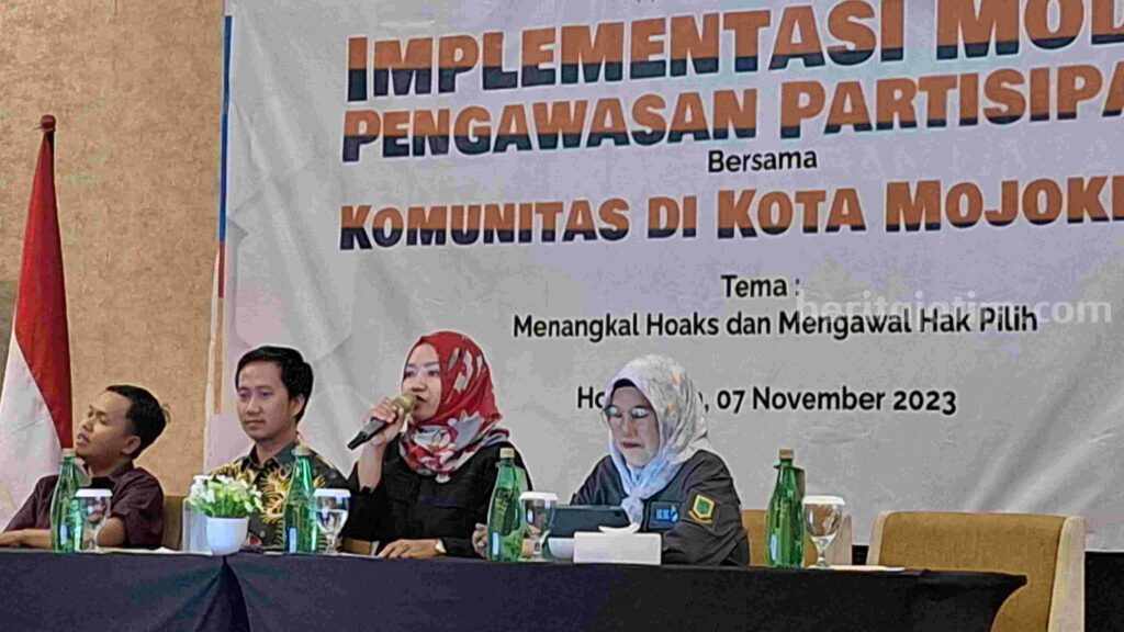 Kegiatan Implementasi Modul Pengawasan Partisipatif bersama Komunitas di Kota Mojokerto yang digelar di hall salah satu hotel yang ada di Kota Mojokerto. [Foto : Misti/beritajatim.com]