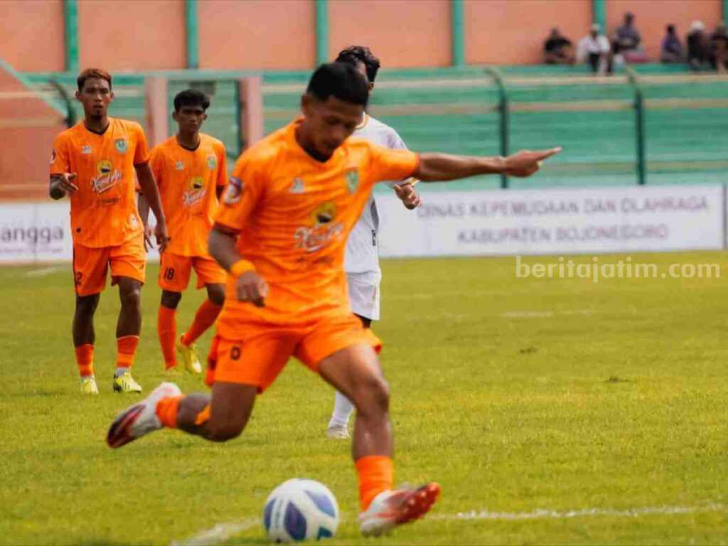 Persibo Bojonegoro saat bertanding dengan Madiun FC di Stadion Letjend H Soedirman Bojonegoro.