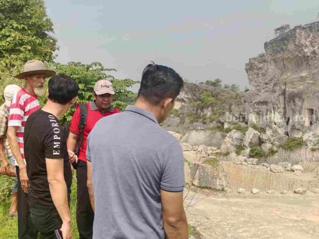 DPRD Bojonegoro Sidak Lokasi Tambang PT WBS Wakil Ketua DPRD Bojonegoro Sukur Priyanto saat melakukan peninjauan lokasi tambang batu kapur di Desa Sumuragung Kecamatan Baureno Kabupaten Bojonegoro.