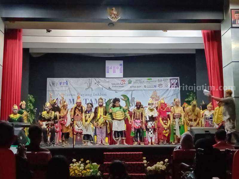 Pagelaran wayang Inklusi Komunitas Mata Hati di RRI Surabaya.