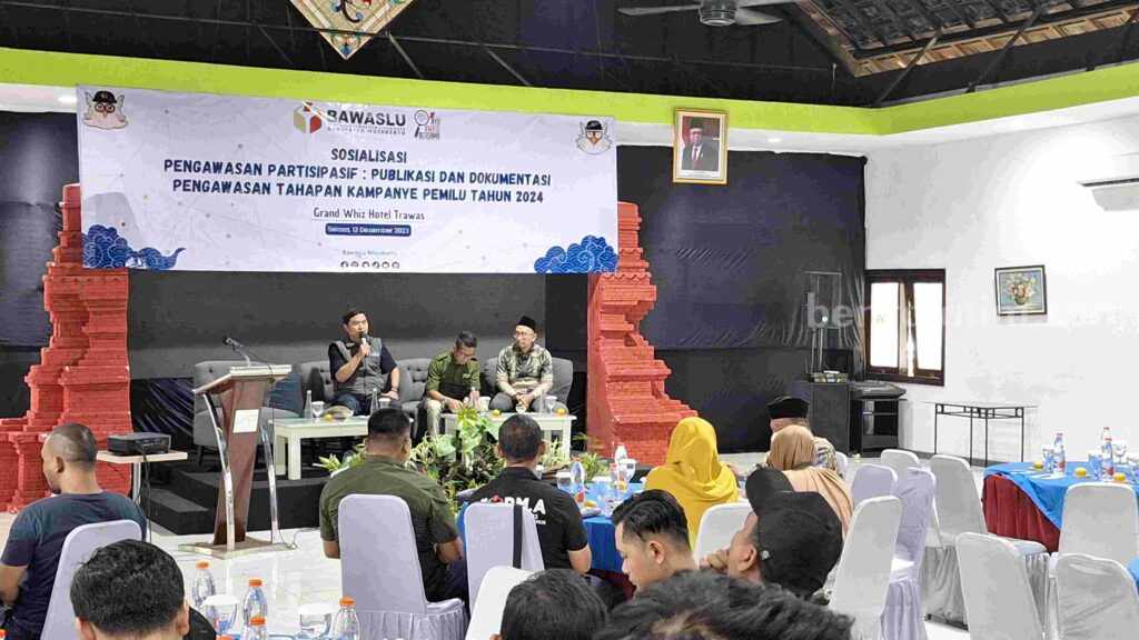 Caption : Ketua Bawaslu Kabupaten Mojokerto, Dody Faizal saat memberika  sambutan dalam kegiatan Sosialisasi Pengawasan Partisipatif : Publikasi dan Dokumentasi Pengawasan Tahapan Kampanye Pemilu Tahun 2024 di salah satu hotel di Kecamatan Trawas, Kabupaten Mojokerto. [Foto : Misti/beritajatim.com]