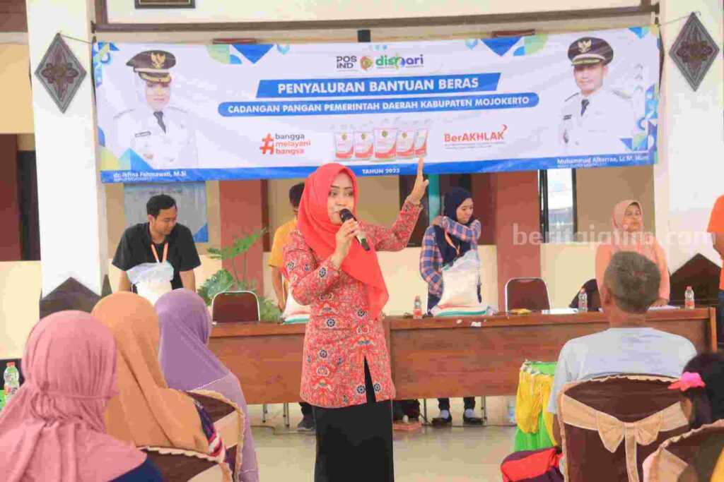 Bupati Mojokerto Ikfina Fahmawati saat menyalurkan bantuan pangan berupa CPP di Pendopo Kecamatan Mojosari. [Foto : ist]