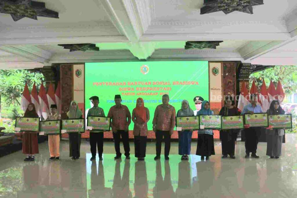 Bupati Mojokerto, Ikfina Fahmawati saat menyerahkan beasiswa kepada 190 pelajar dan mahasiswa berprestasi di Pendopo GMT, Pemkab Mojokerto. [Foto : ist]