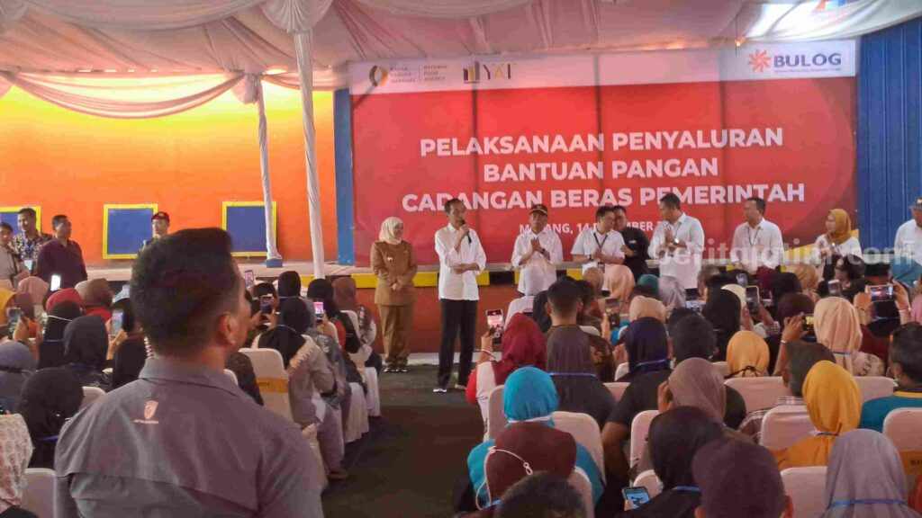 Ke Gudang Bulog, Presiden Jokowi Serahkan Bantuan Pangan ke Warga Malang Presiden RI Joko Widodo di Gudang Bulog Malang.