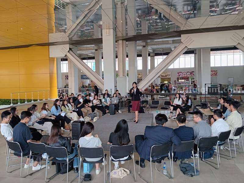 Begini Kriteria Pemimpin Masa Depan dari Kacamata Gen Z Mahasiswa Ilmu Komunikasi UK Petra saat melakukan orasi dalam tugas akhirnya di selasar gedung Q kampus setempat.