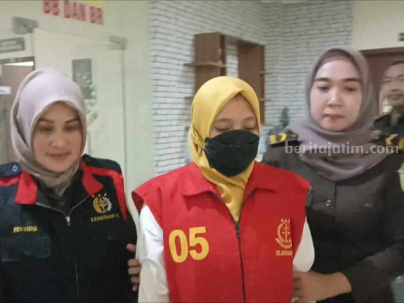 Jaksa Penyidik Kejaksaan Negeri Bojonegoro saat menggiring tersangka ke Lapas Kelas IIA Bojonegoro.