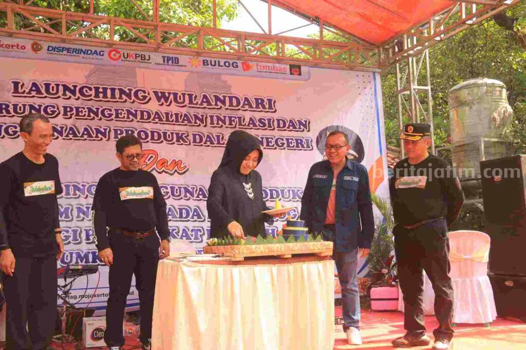 Bupati Mojokerto Ikfina Fahmawati melaunching Program Wulandari di Pasar Raya Mojosari. [Foto : ist]