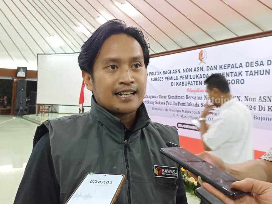 Ribuan APK di Bojonegoro Langgar Aturan Ketua Bawaslu Bojonegoro Handoko Sosro Hadi Wijoyo.