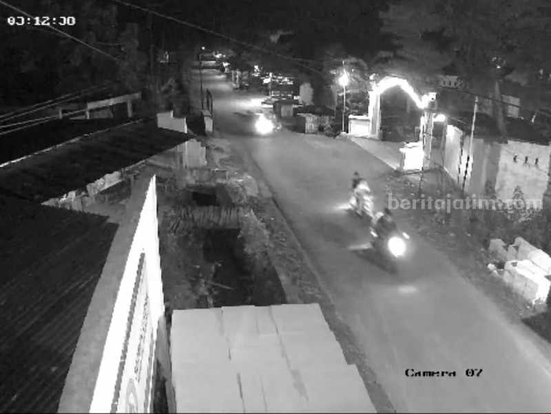 Polisi Selidiki Rekaman CCTV Pemotor Bersajam di Bojonegoro Foto: Screenshot video rekaman CCTV yang beredar di media sosial.