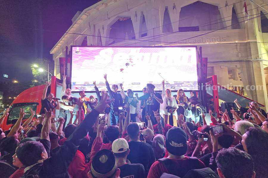 Siti Atiqoh, istri Capres Ganjar di Jalan Tunjungan Surabaya