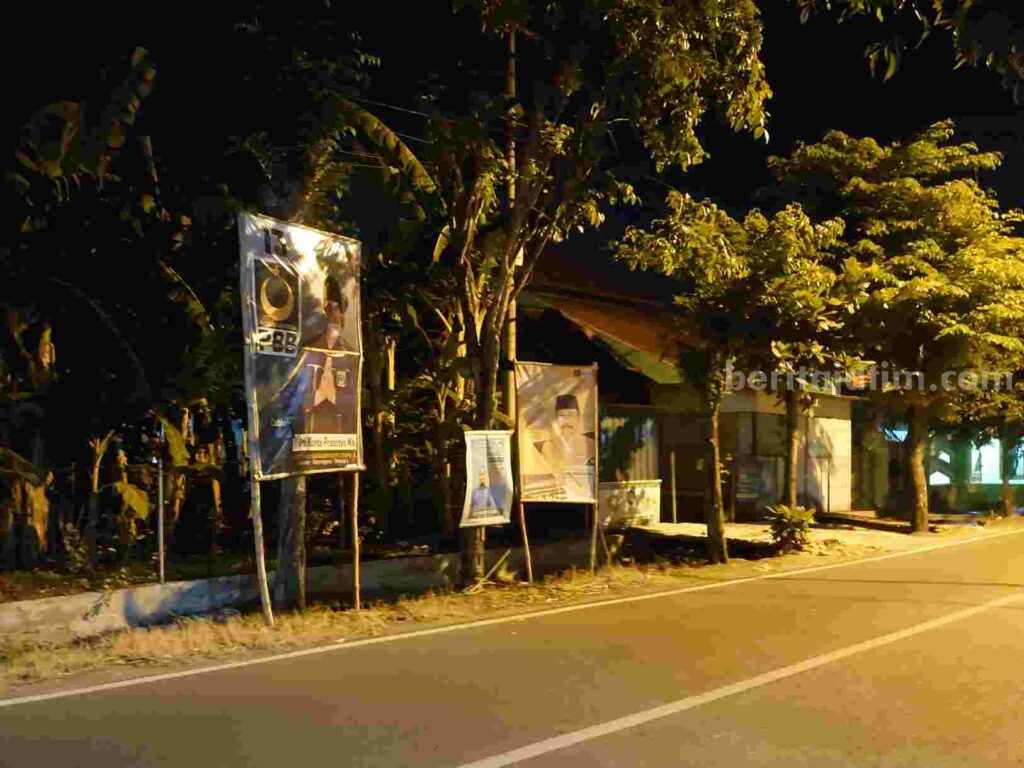 Kepala DLH Bojonegoro Tak Digubris Peserta Pemilu Pemasangan APK di Jalan Serma Abdullah Kecamatan/Kabupaten Bojonegoro yang dipaku di pohon penghijauan.