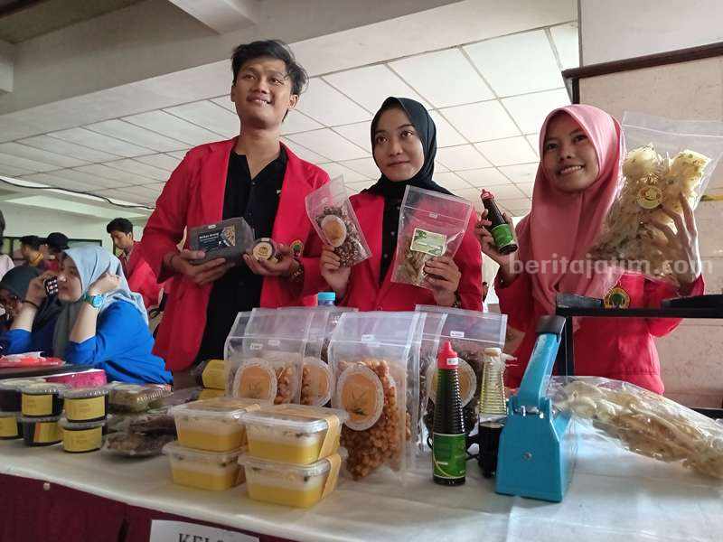 Pameran hasil penelitian dan pengabdian kepada masyarakat di Untag Surabaya.