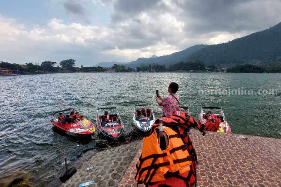 Suasana Telaga Sarangan di Kelurahan Sarangan Kecamatan Plaosan Kabupaten Magetan, Kamis (21/12/2023)