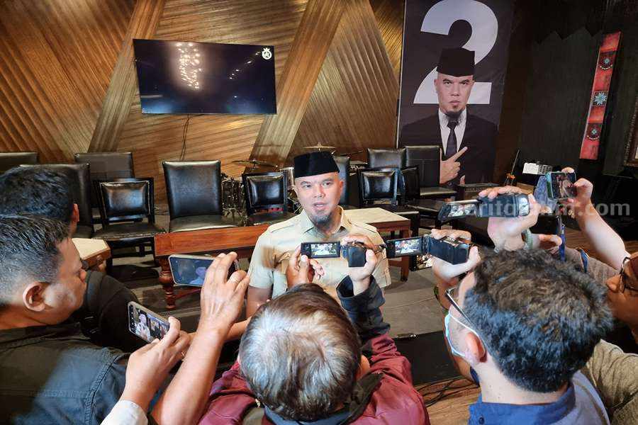 Prabowo Tugasi Ahmad Dhani Maju Pilwali Surabaya Ahmad Dhani saat diwawancarai wartawan