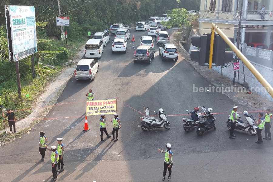 Antrean kendaraan wisatawan yang hendak ke Telaga Sarangan, Magetan, Minggu (24/12/2023)