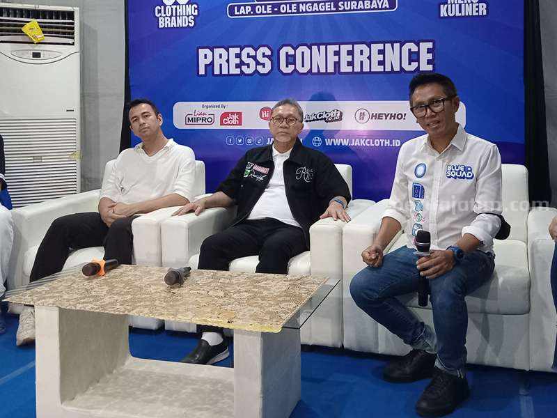 PAN Hadirkan Raffi Ahmad dalam Pesta Anak Nongkrong di Surabaya Ketua Umum PAN Zulkifli Hasan (tengah) bersama Raffi Ahmad (kiri) dan Eko Patrio (kanan) saat konferensi pers dalam acara Pesta Anak Nongkrong di Surabaya.