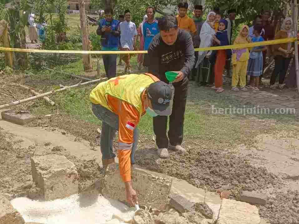 Tim DLH Bojonegoro saat mengambil sampel air yang menyembur di sumur bor warga Desa Sidomulyo Kecamatan Kedungadem Kabupaten Bojonegoro.
