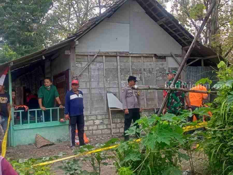Mayat Tanpa Identitas di Warung Kawasan Hutan Bojonegoro Petugas kepolisian saat melakukan evakuasi temuan mayat di warung kawasan hutan Desa Bancer Kecamatan Ngraho Kabupaten Bojonegoro.