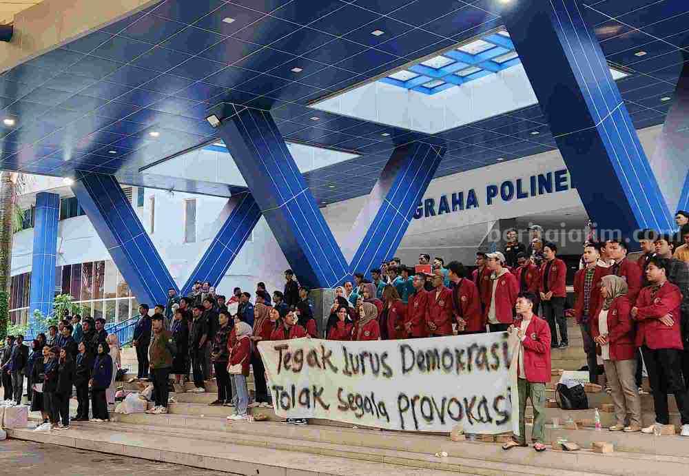Mahasiswa Se-Malang Raya Deklarasi Pemilu Damai Tanpa Provokasi Mahasiswa se Malang Raya deklarasi pemilu damai tanpa provokasi (Foto: Dani Alifian/beritajatim.com)