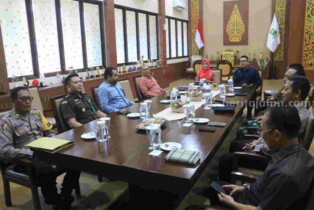 Rapat koordinasi di ruang Pj Wali Kota Mojokerto, Ali Kuncoro bersama Bupati Mojokerto, Ikfina Fahmawati beserta jajatan Forkopimda Mojokerto Raya. [Foto : ist]
