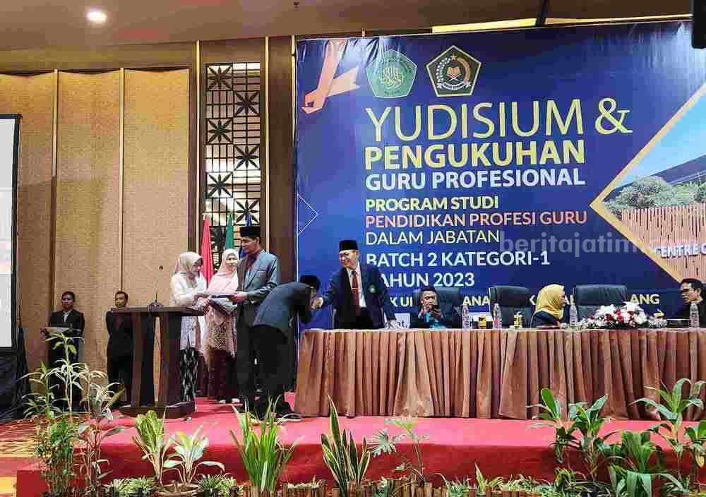 Yudisium PPG Daljab Batch 2 Kategori 1, LPTK UIN Malang Luluskan Sebanyak 92,83 Persen Proses pengukuhan mahasiswa PPG Daljab UIN Malang (Foto: Dani Alifian/beritajatim.com)