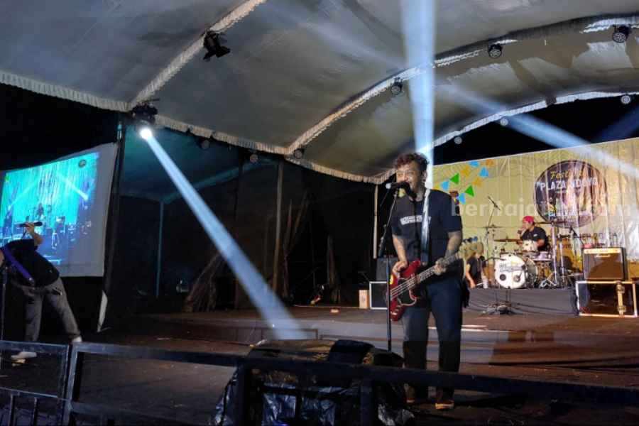 Blingsatan Band Guncang Festival Plaza Ndoyo Magetan Blingsatan Band saat perform di Festival Plaza Ndoyo, Jalan Hasanuddin, Selosari, Magetan, Jumat (29/12/2023).