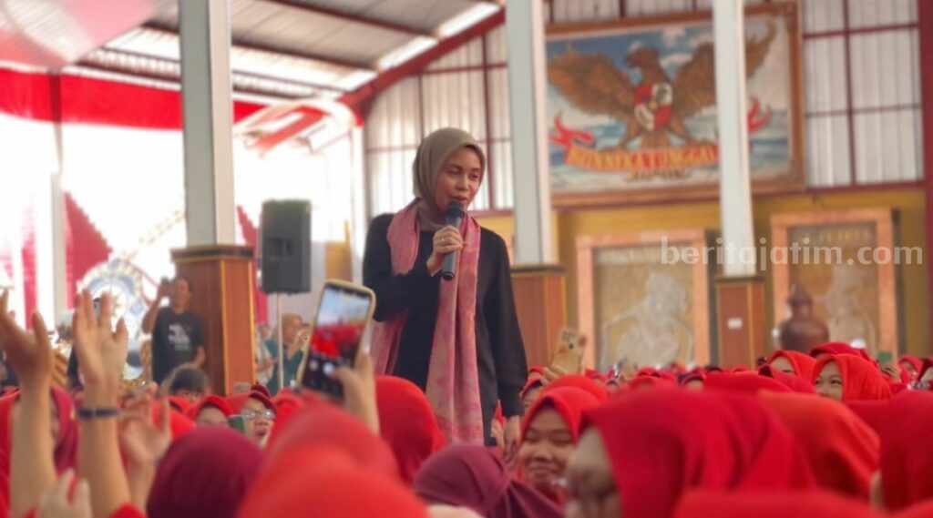 Siti Atikoh Disambut Ribuan Jemaah di Ponpes Albadru Alaina Tulungagung Siti Atikoh saat safari politik di Ponpes Albadru Alaina Tulungagung, Selasa (19/12/2023).(Foto/Ademasrio).
