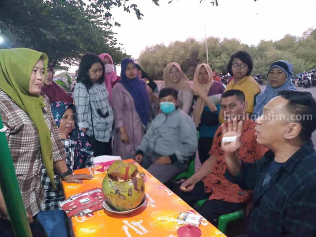 Wakil Ketua Komisi B DPRD Surabaya Anas Karno saat menerima aduan pelaku UMKM Bulak.