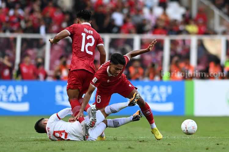 Pesepak bola timnas Indonesia Marselino Ferdinan (kanan) berebut bola dengan pesepak bola timnas Vietnam Nguyen Quang Hai (kiri) pada laga leg 1 semifinal Piala AFF 2022 di Stadion Utama Gelora Bung Karno (SUGBK), Jakarta, Jumat (6/1/2023). ANTARA FOTO/Aditya Pradana Putra/aww.(ANTARA/ADITYA PRADANA PUTRA)