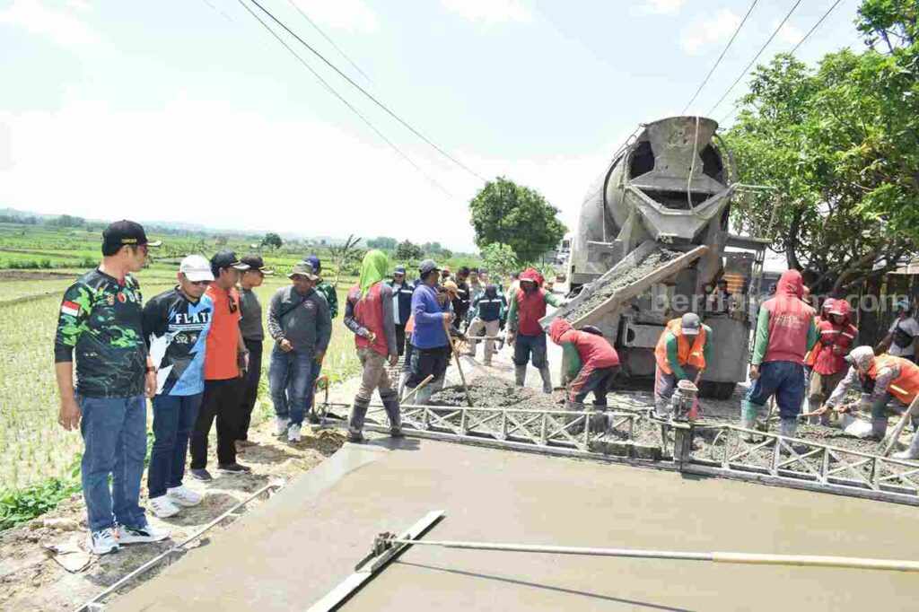 Bupati Lamongan Yuhronur Efendi saat meninjau pelaksanaan rekonstruksi peningkatan struktur jalan Sembung - Slaji.