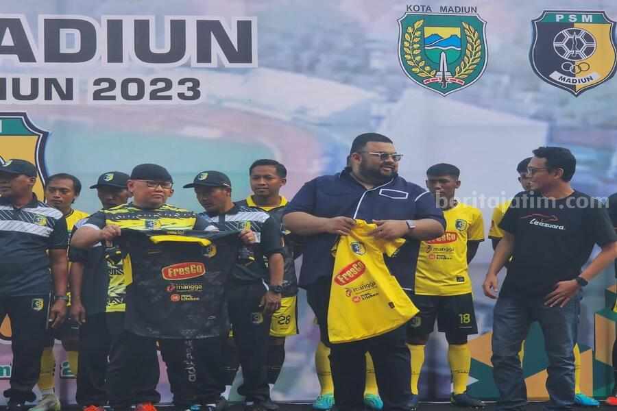 Apparel Asal Malang Garap 9 Jersey Tim Liga 3 Caption : Perkenalan jersey PSM Madiun buatan Leezuard.
