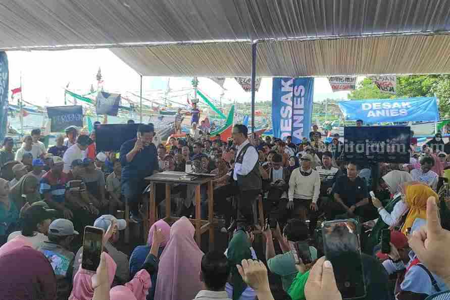 Capres nomor urut 1 Anies Baswedan saat melakukan dialog dengan nelayan, pengusaha dan pemuda di Pantai Blimbingsari, Kecamatan Blimbingsari, Banyuwangi. (Foto: Rindi/beritajatim.com)