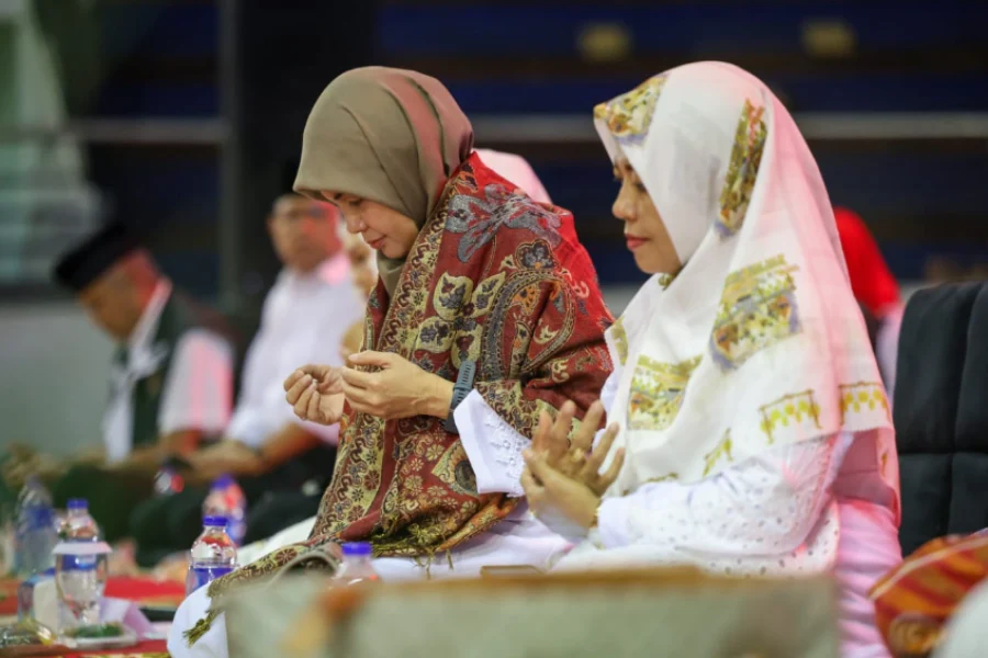 Atikoh Terima Air Doa dari Nyai Ainur Rohmah di Acara Pengajian Akbar Surabaya