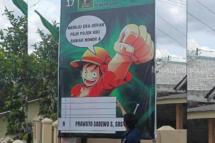 Baliho Prawoto Sadewo, Caleg DPRD Kota Blitar Dapil Sananwetan yang bergambar anime one piece.