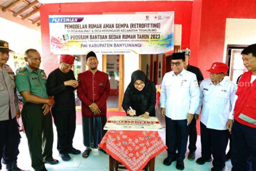 Bupati Banyuwangi Ipuk Fiestiandani dan PMI Banyuwangi bersama sejumlah tokoh meresmikan bedah rumah tahan gempa milik Suryadi warga Dusun Purworejo, Desa Kalipait, Kecamatan Tegaldlimo. (rin)