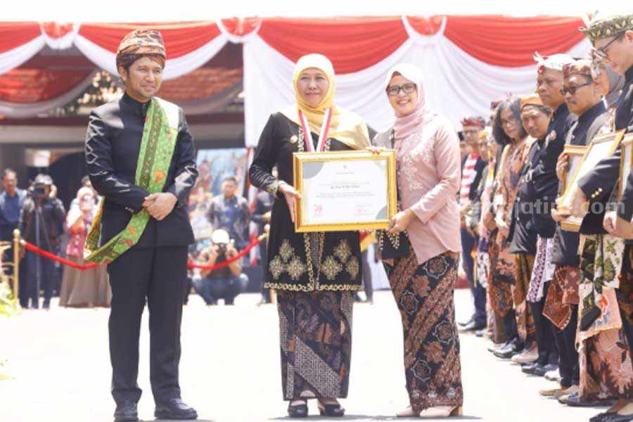 Bupati Blitar Rini Syarifah saat menerima penghargaan dari Gubernur Jatim.
