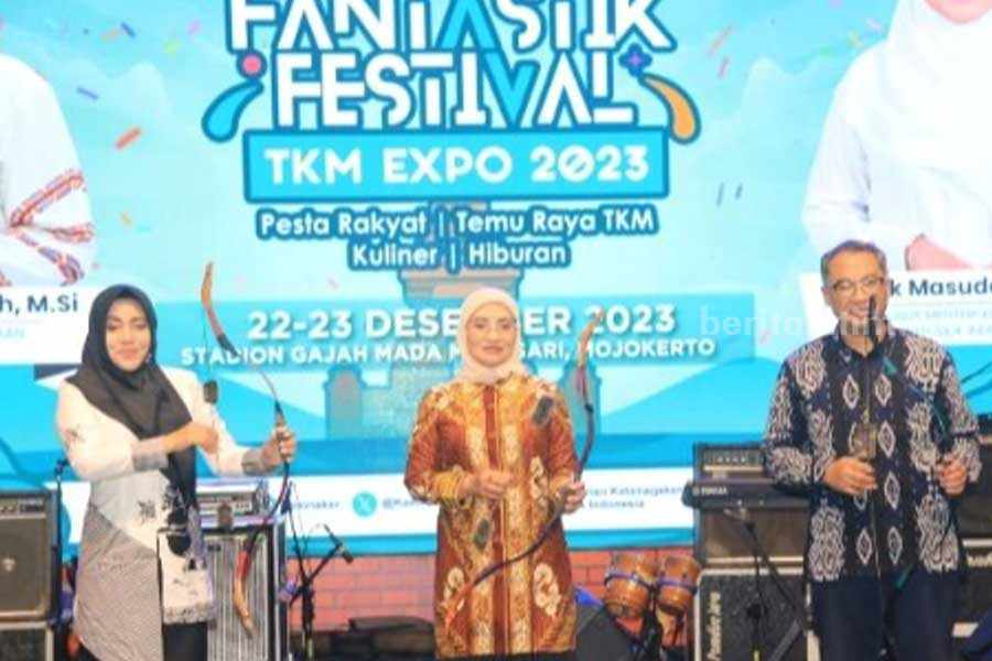 Bupati Mojokerto Ikfina Fahmawati bersama Staf Khusus Menteri Ketenagakerjaan RI Titik Masudah dan Direktur Bina Perluasan Kesempatan Kerja, Kementerian Tenaga Kerja RI Iwan Darmawan saat membuka secara langsung TKM Expo Kemnaker RI tahun 2023 di Stadion Gajah Mada. [Foto : ist]