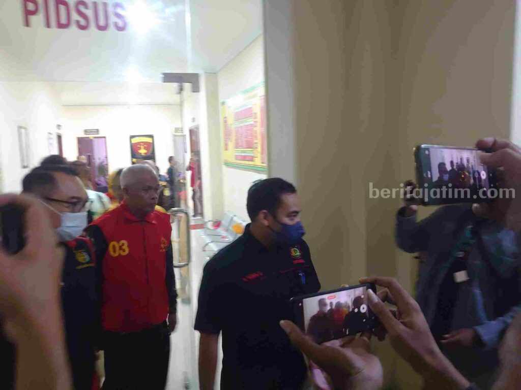 Kepala SMP 6 Bojonegoro Tersangka Dugaan Korupsi Dana Bos Kepala SMP 6 Bojonegoro Tersangka Dugaan Korupsi Dana Bos