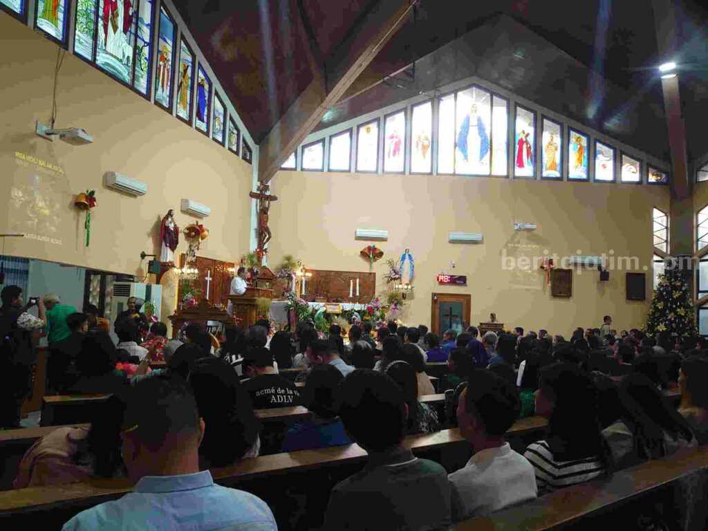 Jamaat di Gereja Katolik Santo Paulus di Bojonegoro sedang menjalani ibadah Misa malam Natal.