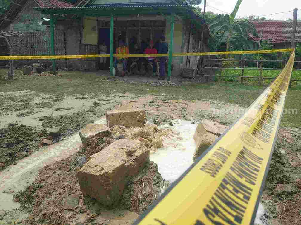 Gemuruh Bawah Tanah, Sumur Bor di Bojonegoro Semburkan Air Bojonegoro