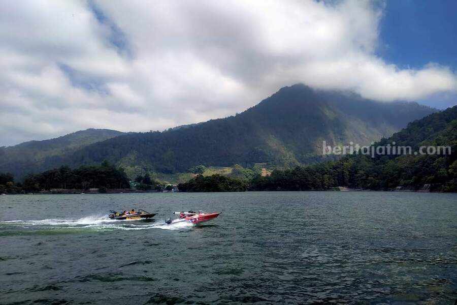 Telaga Sarangan, wisata populer di Magetan untuk liburan akhir tahun atau Natal dan tahun baru (Nataru). (Fitri Yuliani/beritajatim.com)