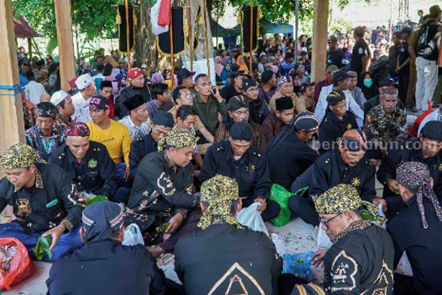Festival Mendhak Sanggring Lamongan, Peringati Ki Buyut Terik Festival Mendhak Sanggring 2023 yang digelar di Makam Mbah Buyut Terik Desa Tlemang, Kecamatan Ngimbang, Lamongan.