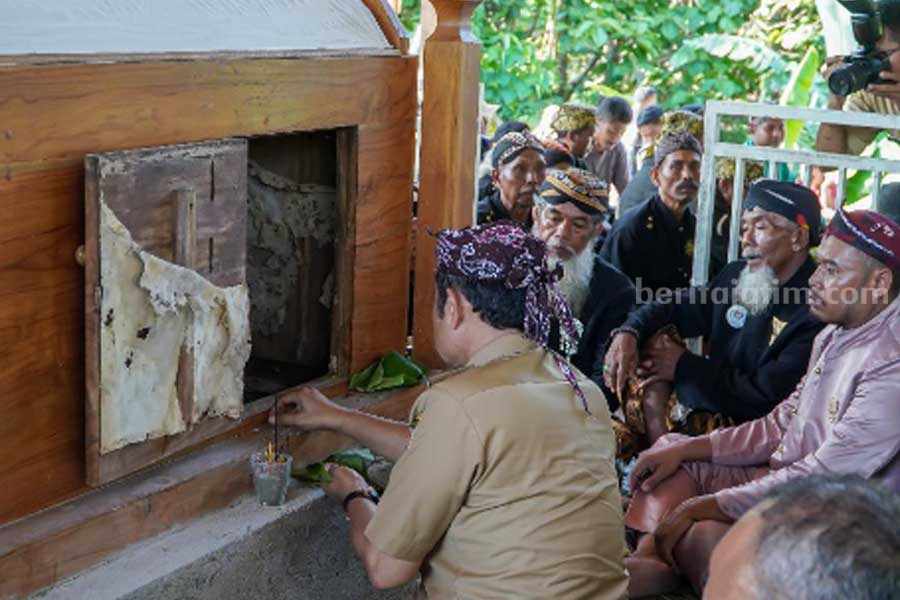 Festival Mendhak Sanggring 2023 yang digelar di Makam Mbah Buyut Terik Desa Tlemang, Kecamatan Ngimbang, Lamongan.