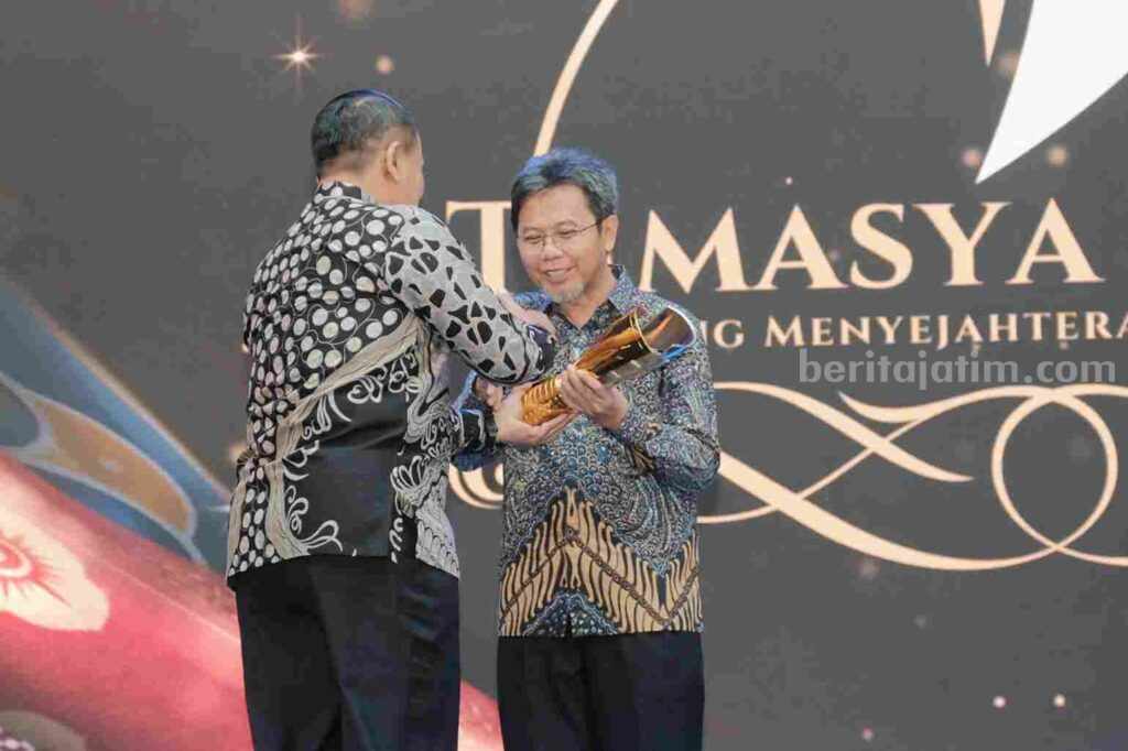 SIG Raih Tiga Penghargaan Kinerja Terbaik Pengembangan dan Pemberdayaan Masyarakat dari Kementerian ESDM Direktur Operasi PT Semen Gresik, Benny Ismanto (kanan) menerima penghargaan Tamasya Award 2023 yang digelar Ditjen Minerba Kementerian ESDM di Hotel Bidakara, Jakarta, Jumat (8/12).