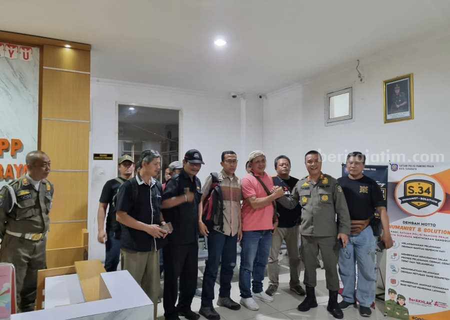 Kantor Satpol PP saat didatangi oleh sekelompok buruh.